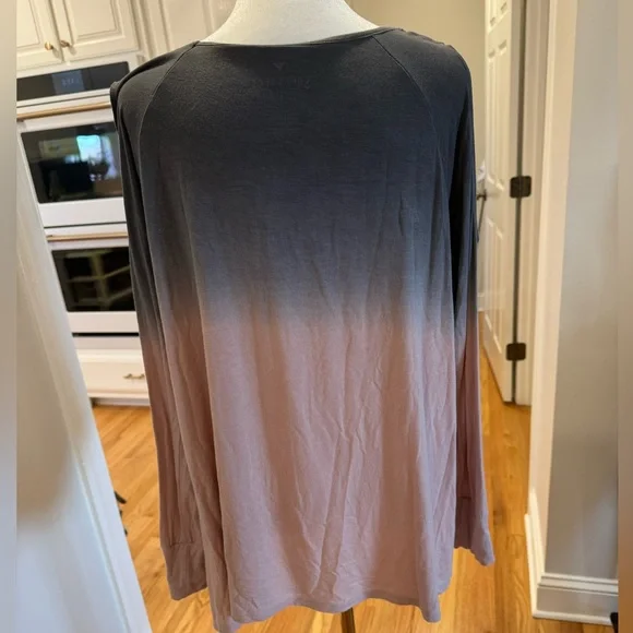 American Eagle Soft & Sexy Ombre Cold Shoulder Top - Picture 4 of 9